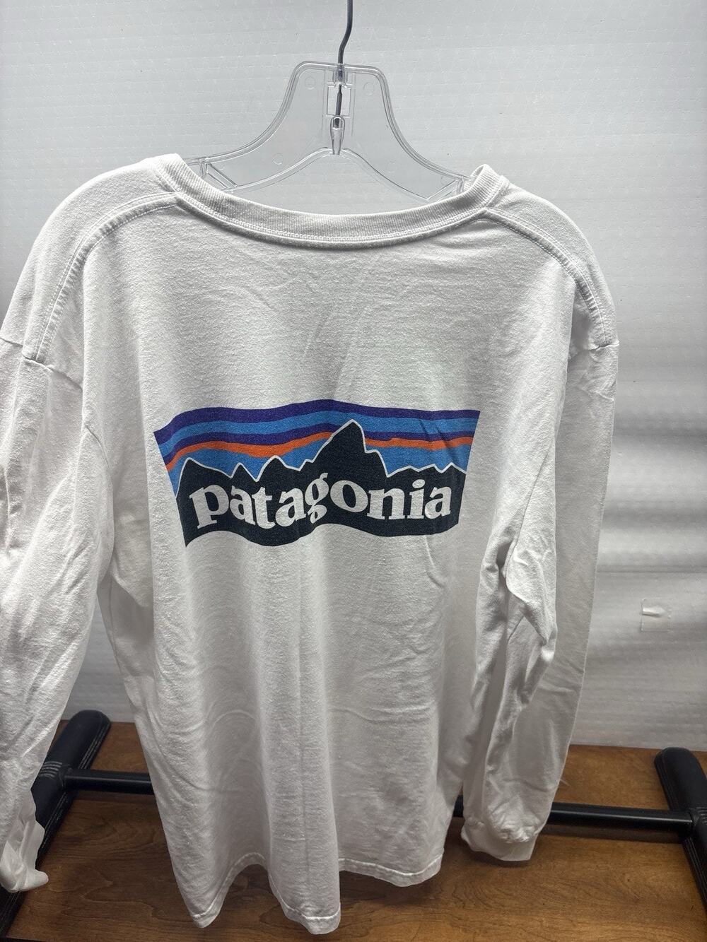 Patagonia Mens Medium P-6 Logo Responsibili-Tee White Long Sleeve Crew Neck‎
